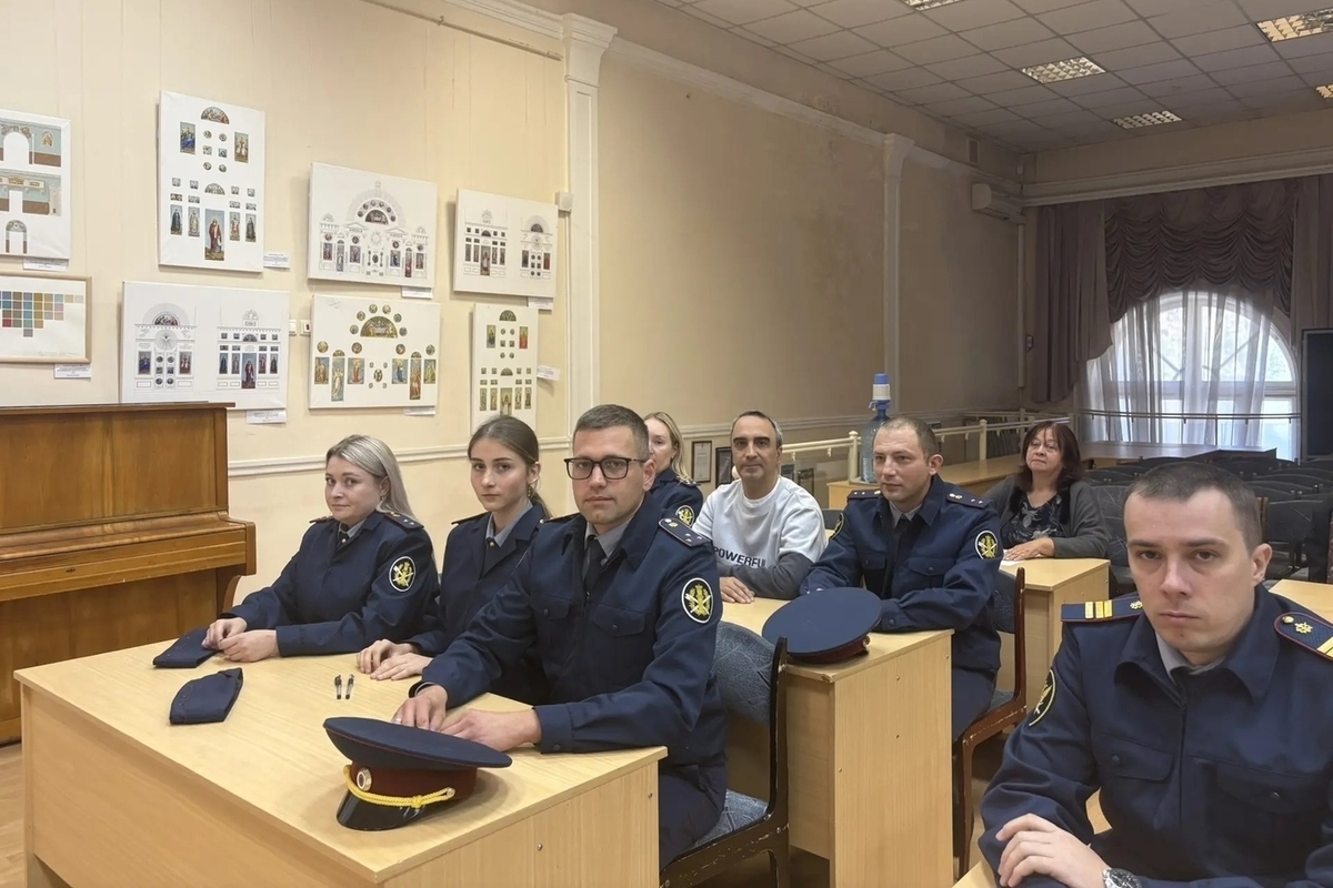 Сотрудники орловской колонии написали диктант «Россия – дом народов»