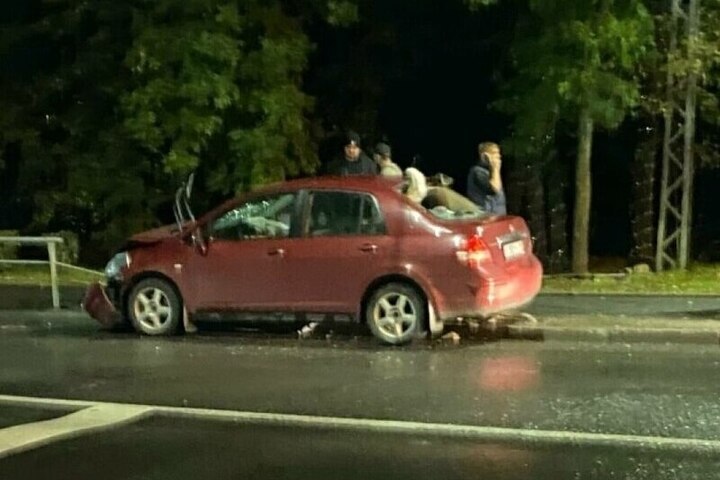 В Петрозаводске труба ограждения пробила машину насквозь