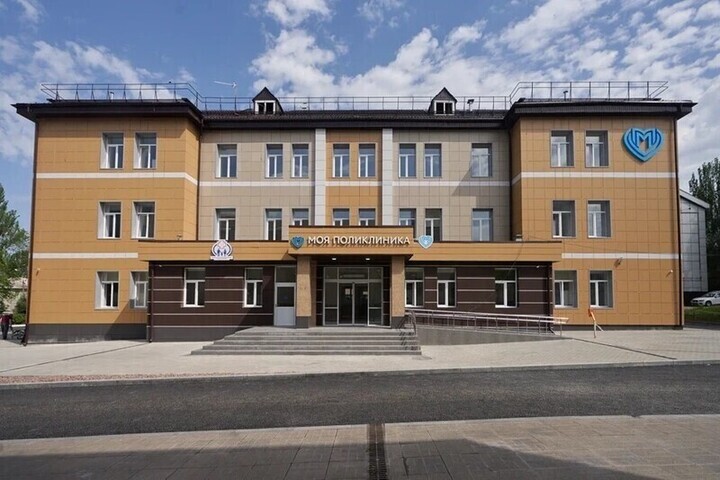 Поликлинику, разрушенную обстрелами, заново отстроили в Донецке
