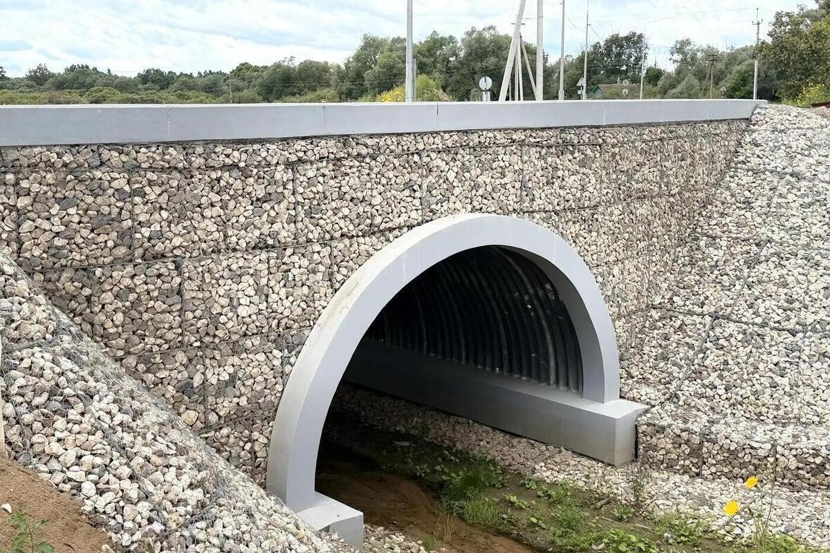 Новгородские рабочие построили новую водосборную арку на автодороге Лука-2 – ж/д станция Волхов мост