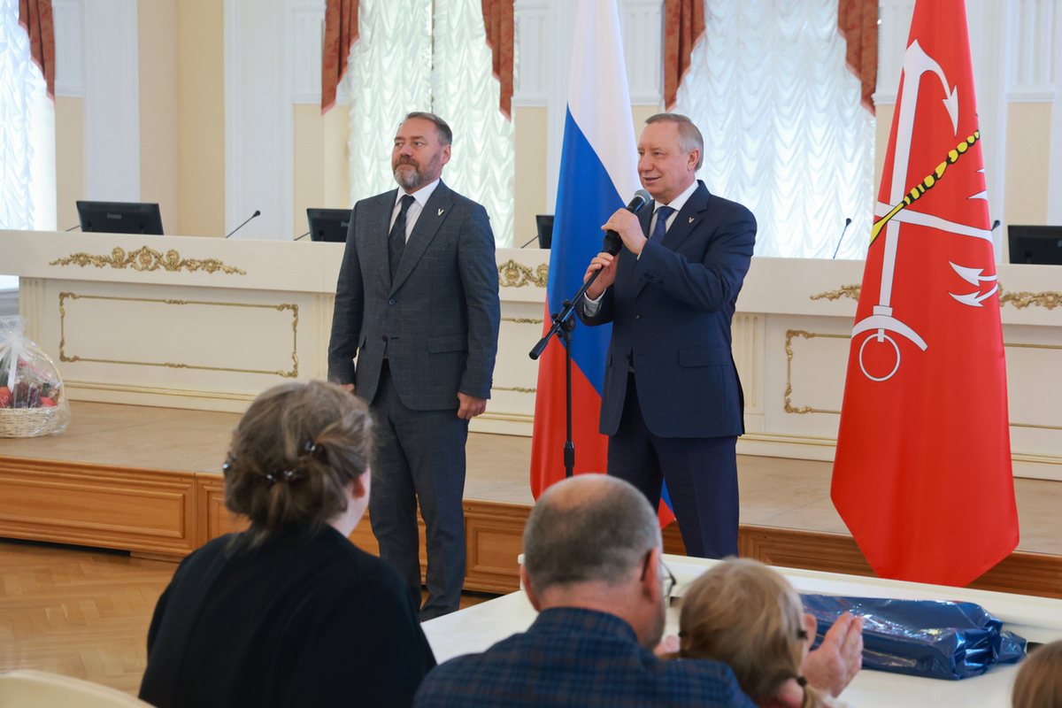 Беглов и Бельский вручили орден «Мать-героиня» и ключи от автобусов многодетным петербуржцам