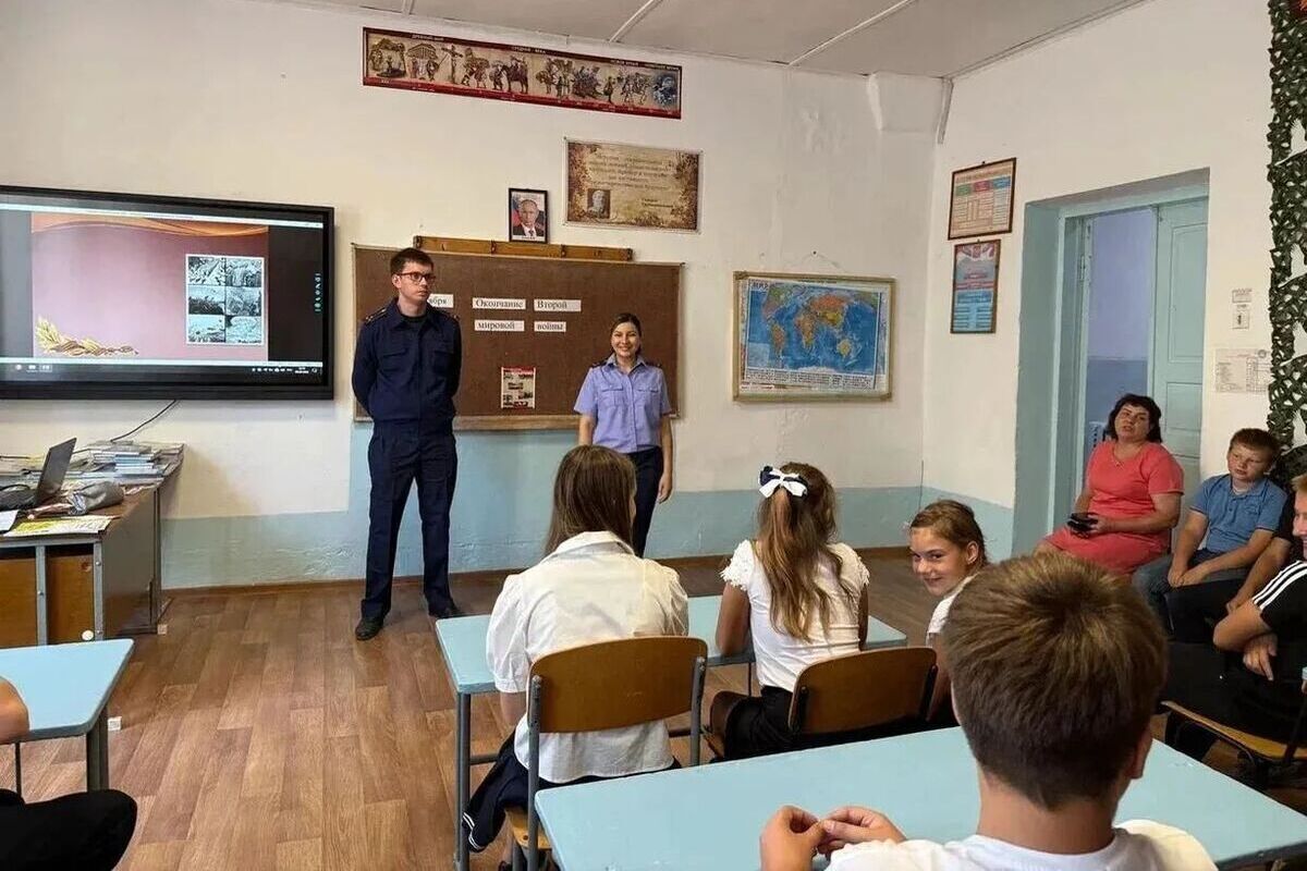 Следователи провели уроки мужества в запорожских школах