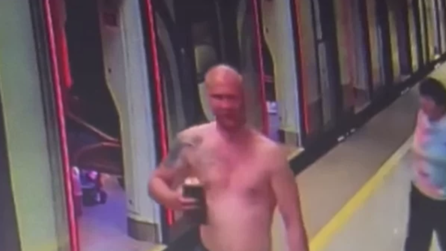 Полуголый москвич устроил дебош в метро и оказался за решеткой