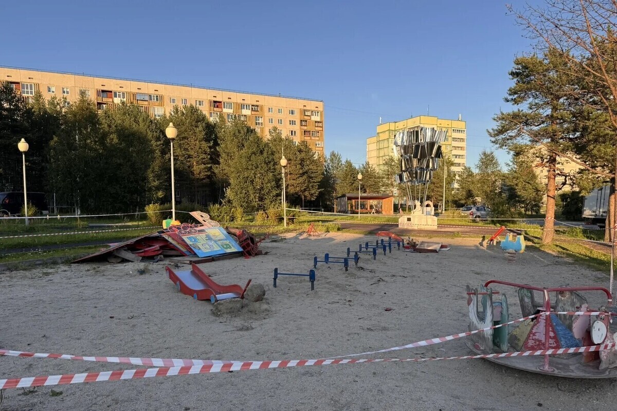 В сквере «Умка» на улице Партизан Заполярья убрали старую площадку