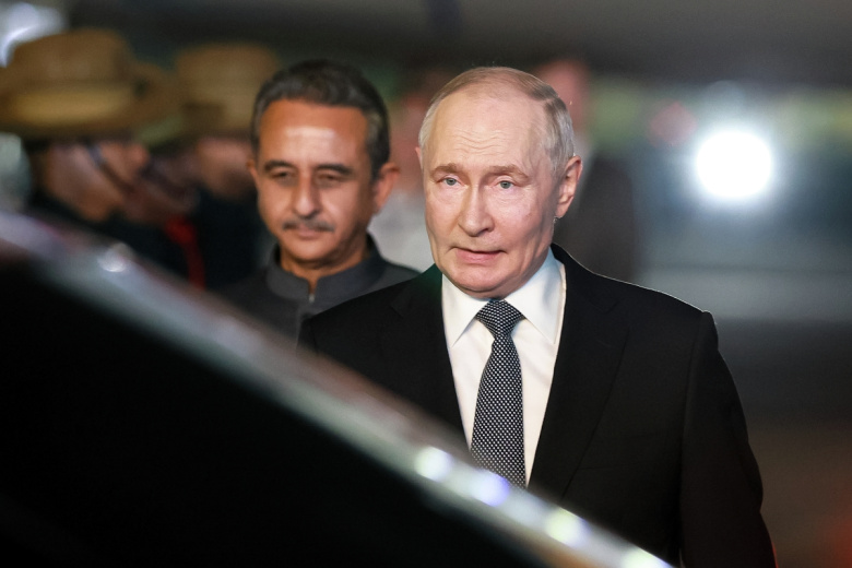 «Завоевывает сердца»: рукопожатие Путина и бортпроводницы взорвало соцсети