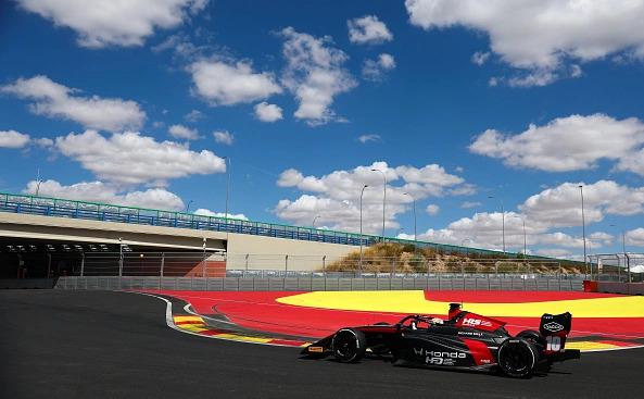 На новой трассе F1 в Мадриде произошла авария с возгоранием болида
