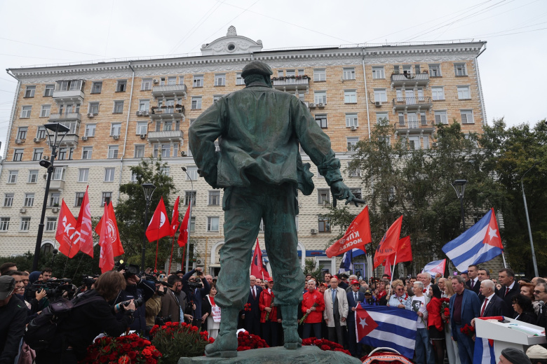 В Москве провели памятную акцию к 100-летию Кастро