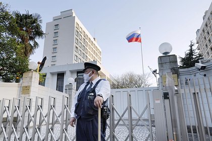 Японские ультраправые активисты устроили акцию протеста у российского посольства