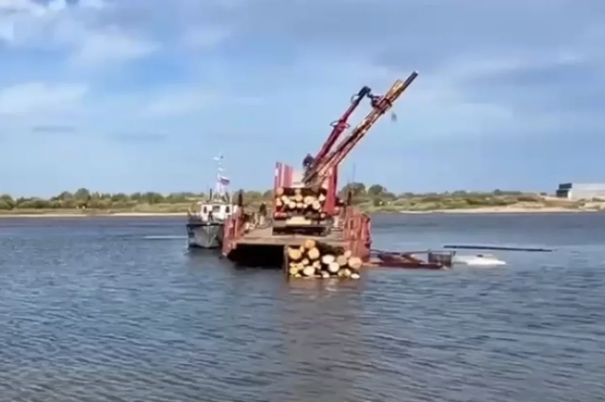 Лесовоз с грузом упал в воду при въезде на паром в Вологодской области