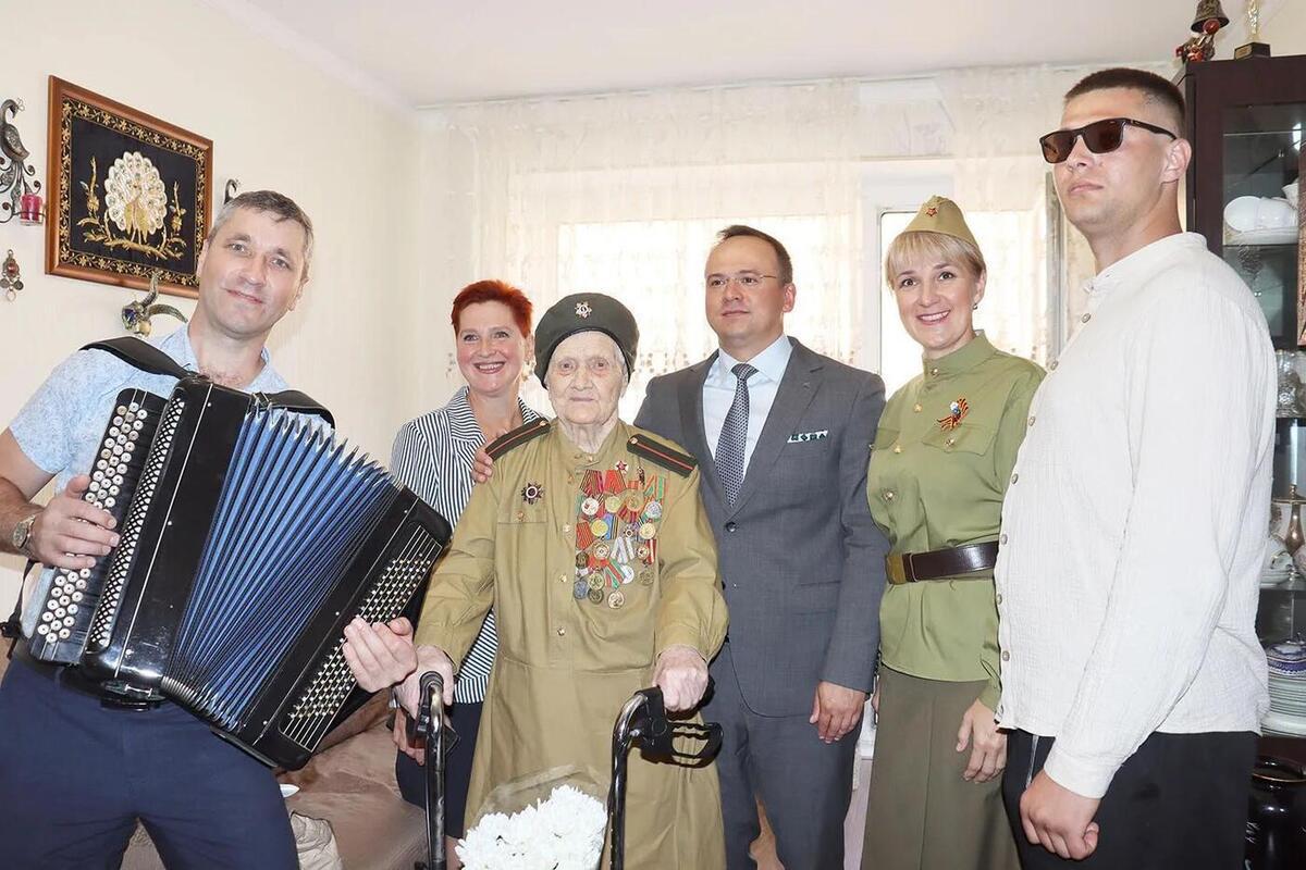 Глава Советского района Брянска поздравил 102-летнюю ветерана песней и парадом