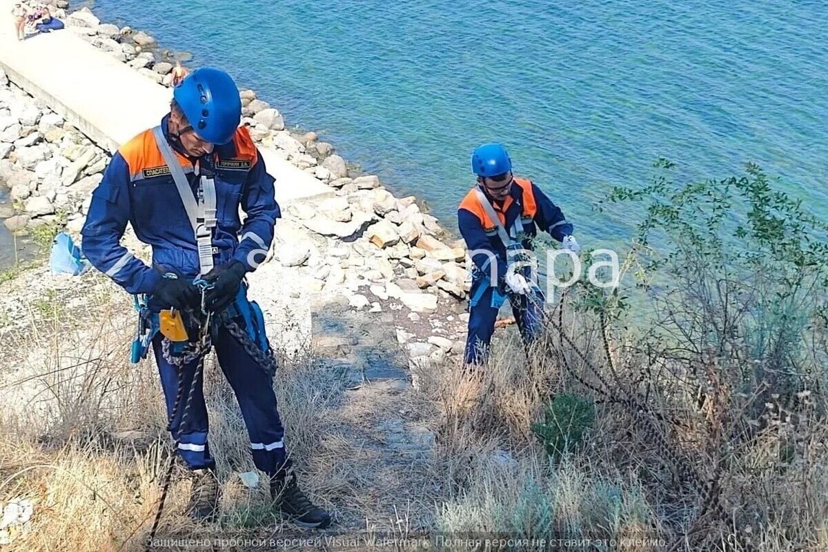 В Анапе обрушили потенциально опасные камни со скал у моря