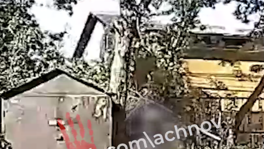 Голый мужчина устроил прогулку по улице в Челябинске и попал на видео