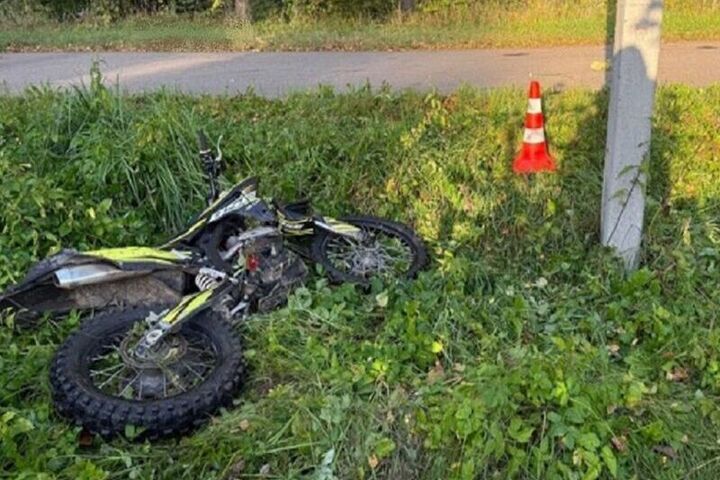 В Шумячском районе мотоциклист не смог объехать электрический столб