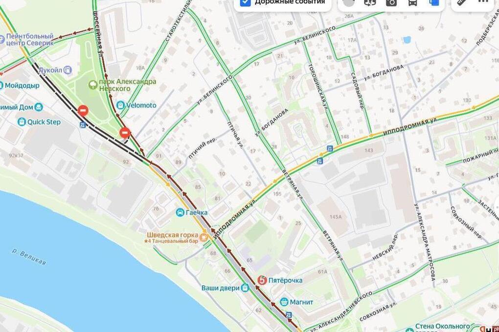 В Пскове на улице Шоссейной образовалась крупная пробка