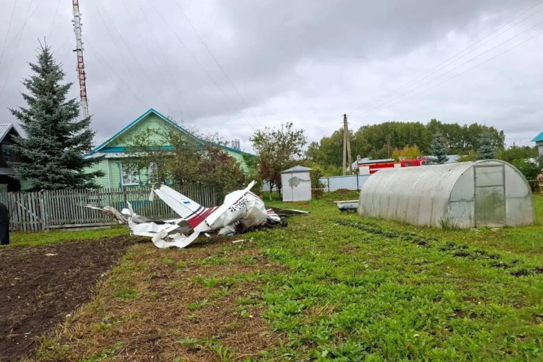 Самолет рухнул в огород частного дома в российском регионе