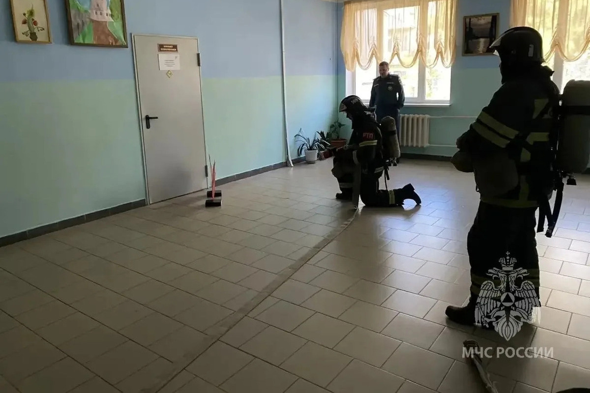 В Валдайской гимназии спасатели научили детей и учителей правильно эвакуироваться