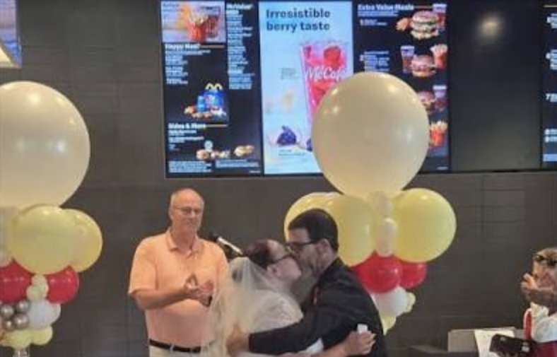 Пара сыграла свадьбу в ресторане McDonald's, рассмешив соцсети