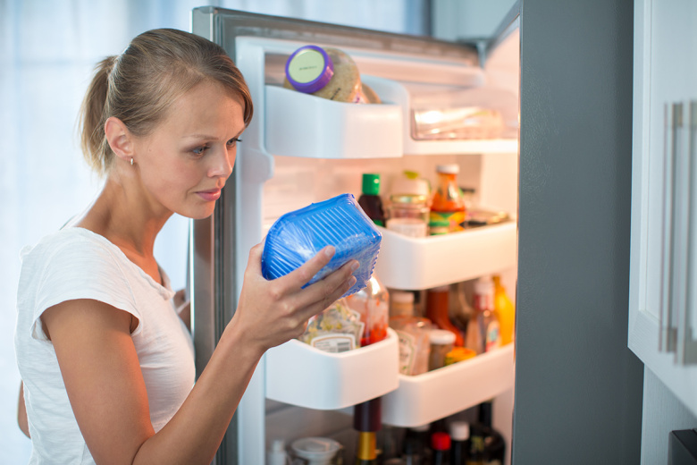 Врач ответила, какие продукты смертельно опасны после конца срока годности