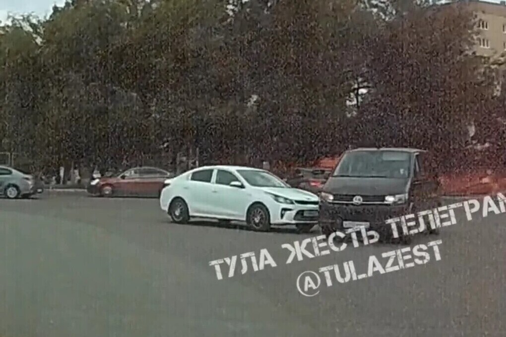 В Туле иномарка и минивэн не поделили дорогу на Оборонной в Туле