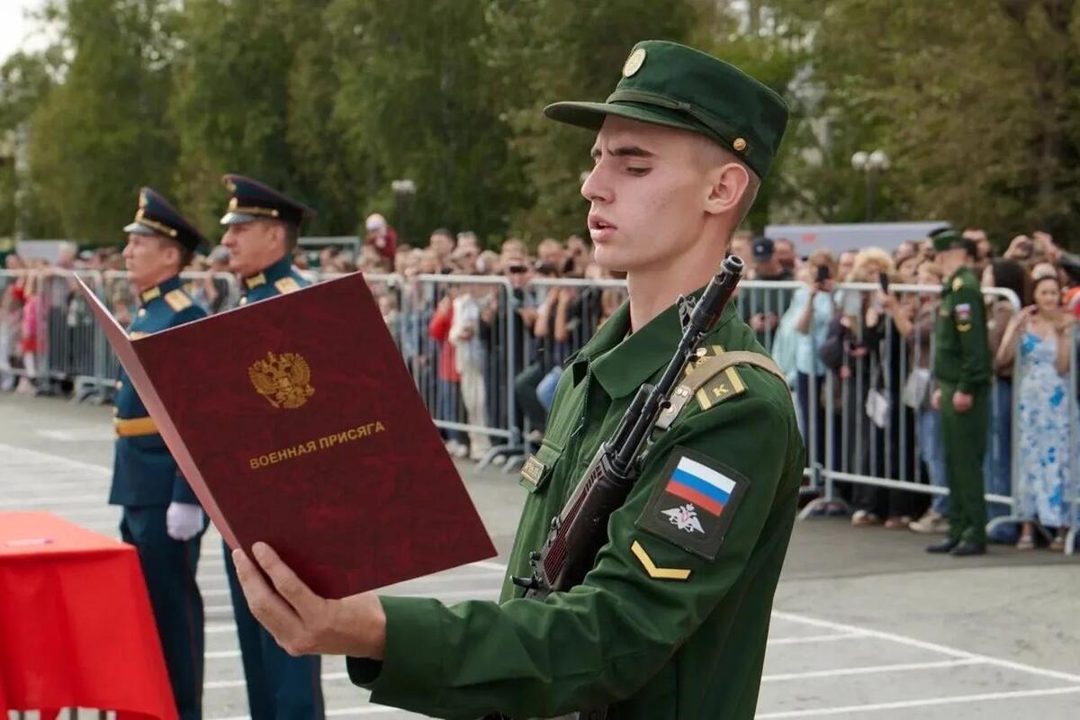 В Тюмени 127 курсантов ТВВИКУ приняли воинскую присягу