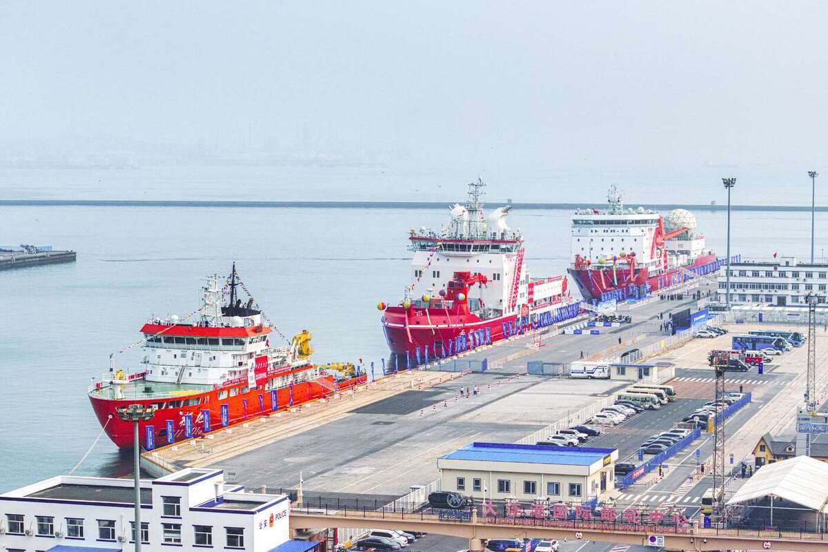 Китайское судно завершает переход через Северный морской путь в Европу