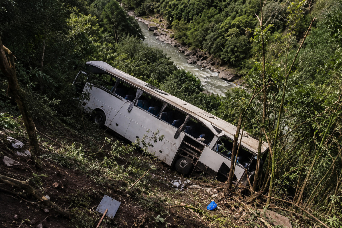 Водитель выпрыгнул из автобуса за секунды до падения со скалы