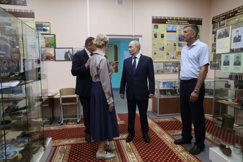 Путин посетил школу имени Героя России на Курилах
