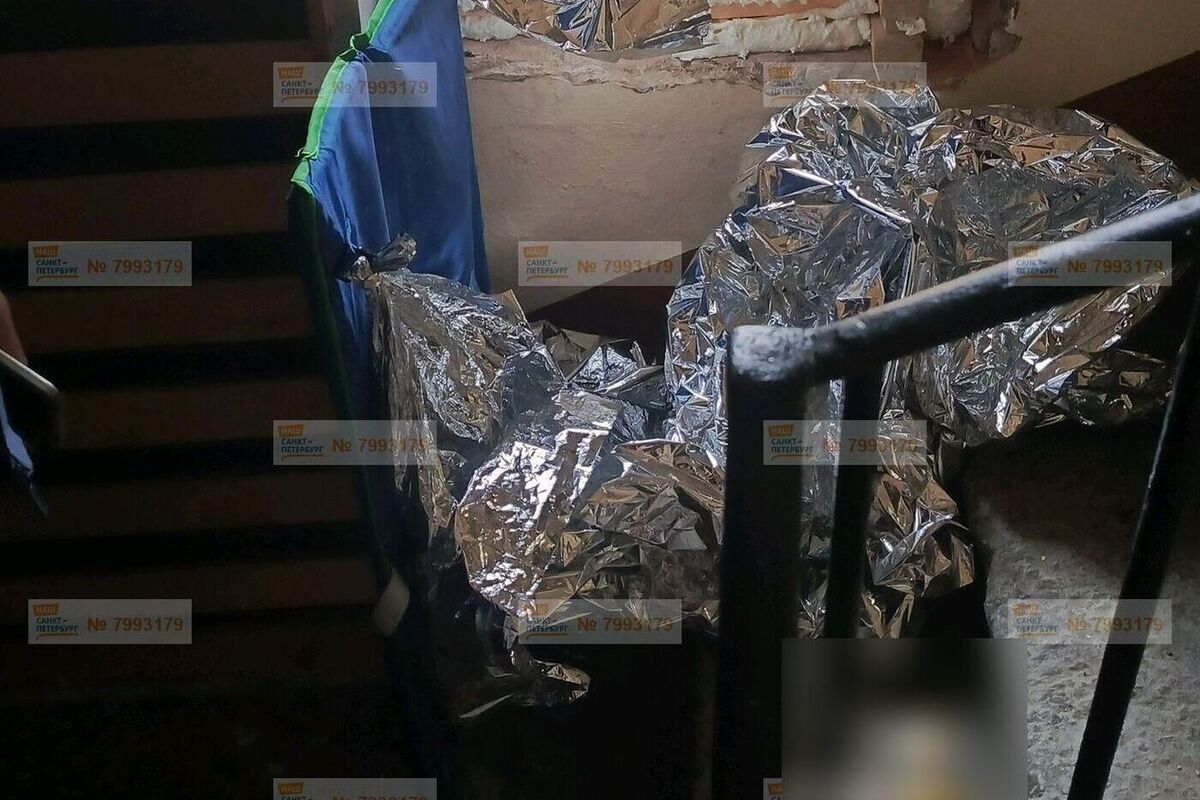 Сумки, мешки и бутылки оккупировали черную лестницу в центре Петербурга