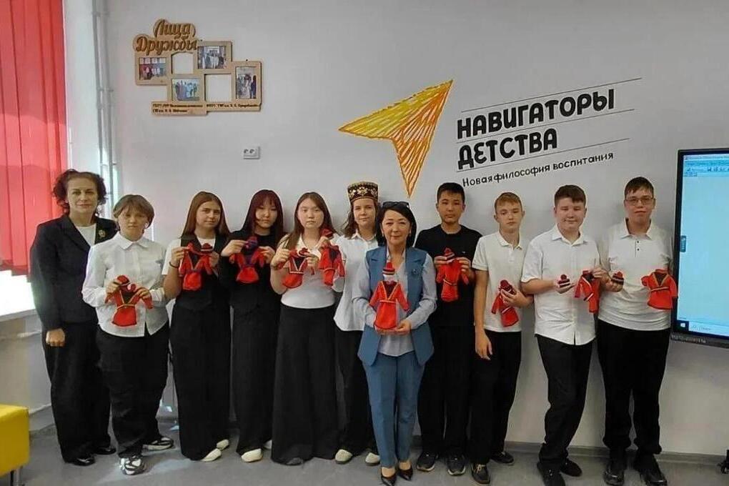 Школьники Калмыкии и ЛНР провели телемост о национальном костюме