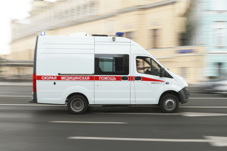 Девушка решила попасть на крышу многоэтажки и застряла ягодицами в решетке
