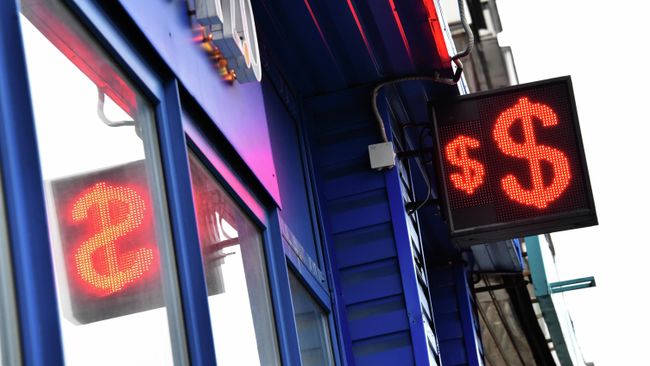 Внебиржевой курс доллара превысил 84 рубля впервые с 20 марта