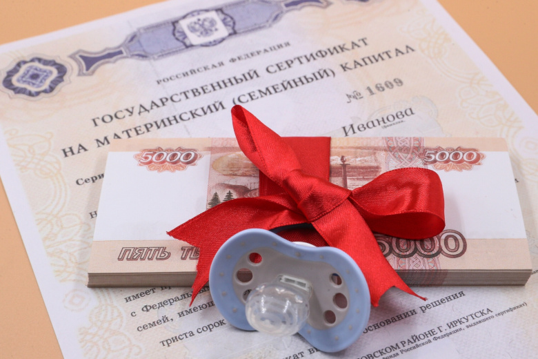 Раскрыто, можно ли получать зарплату и пособие на ребенка одновременно