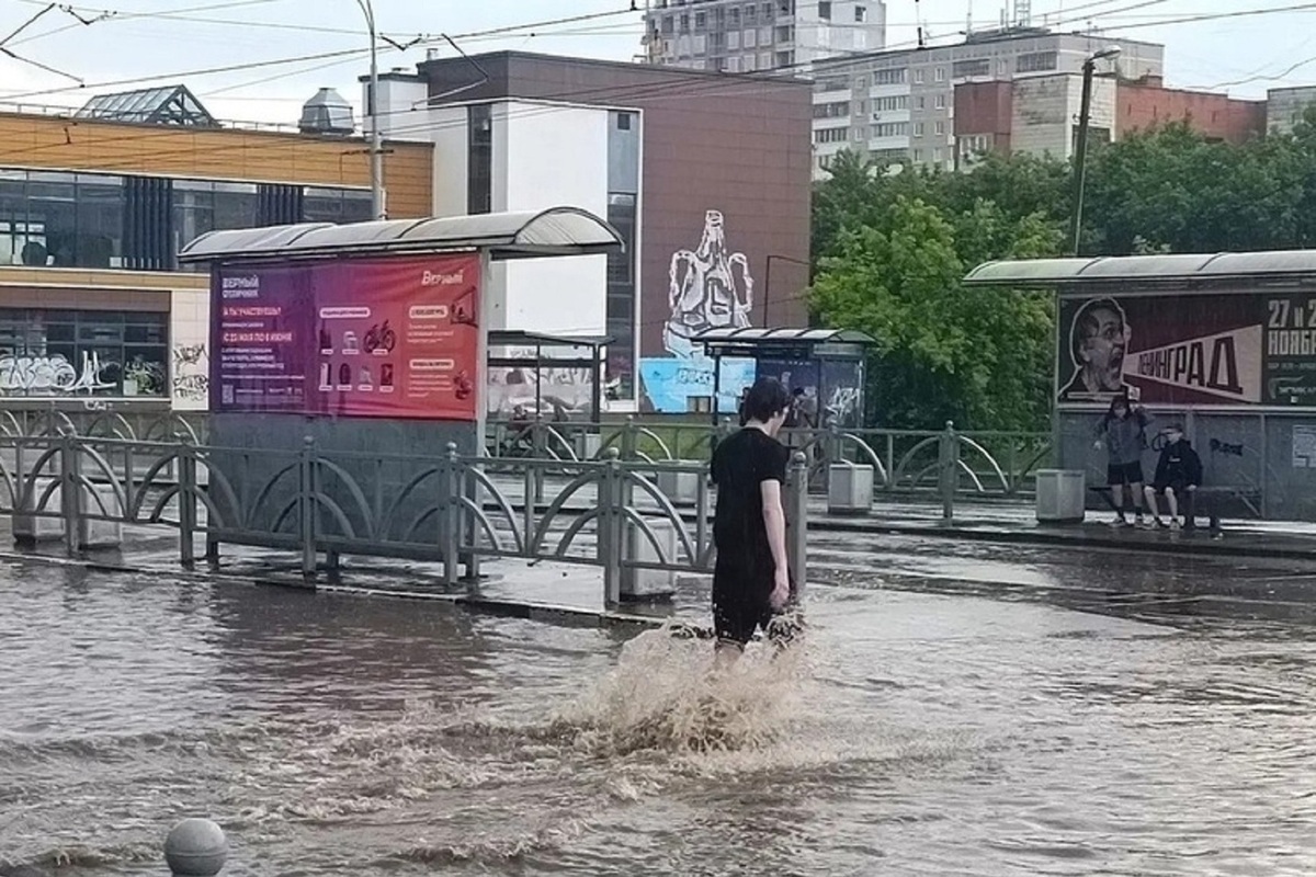 Коммунальщики Екатеринбурга всю ночь устраняли последствия ливня