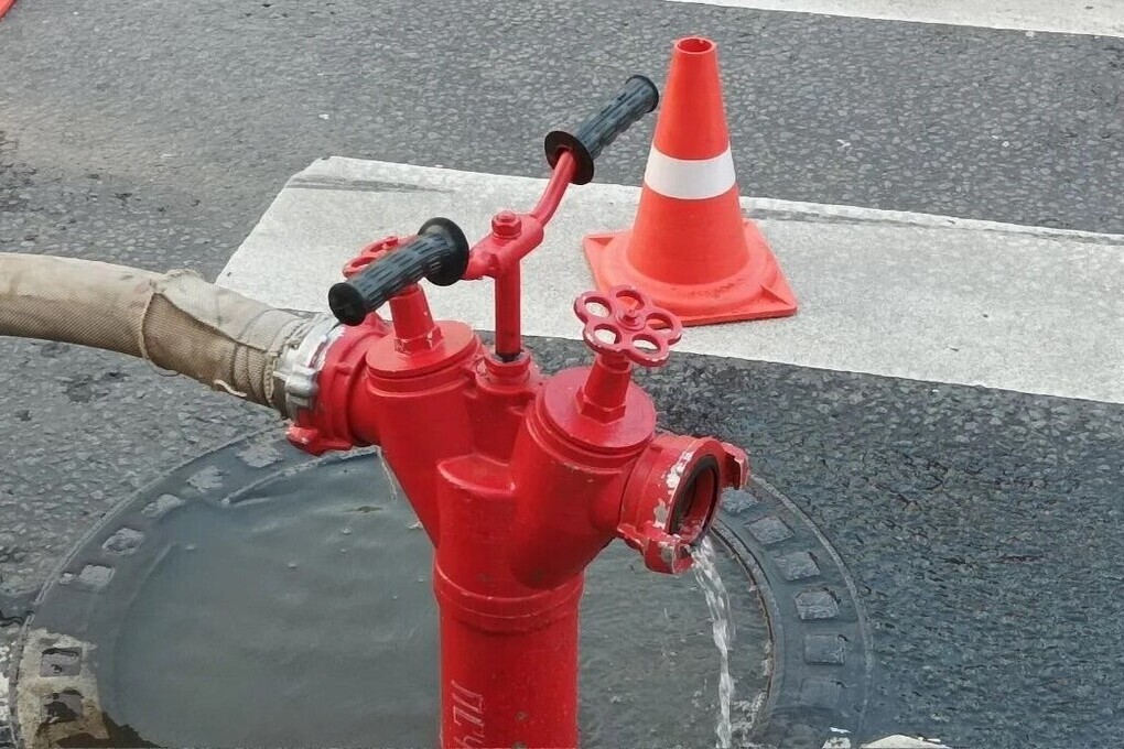 Пожарные гидранты на Марата попали под отключение воды в Мурманске