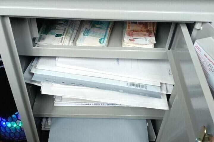 МВД: В Новороссийске студент помог мошенникам вынести из дома родителей сейф с ценностями на 6,5 млн рублей