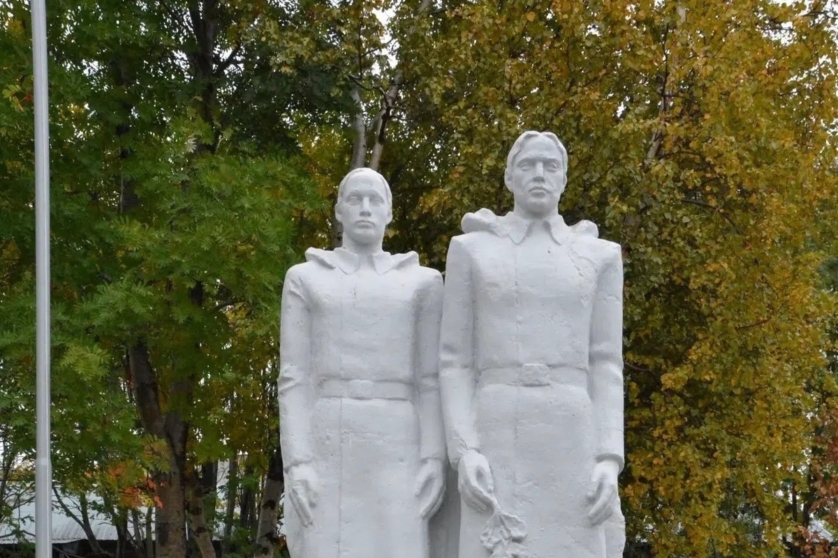 В Белокаменке восстановили памятник защитникам Заполярья и почтили память павших