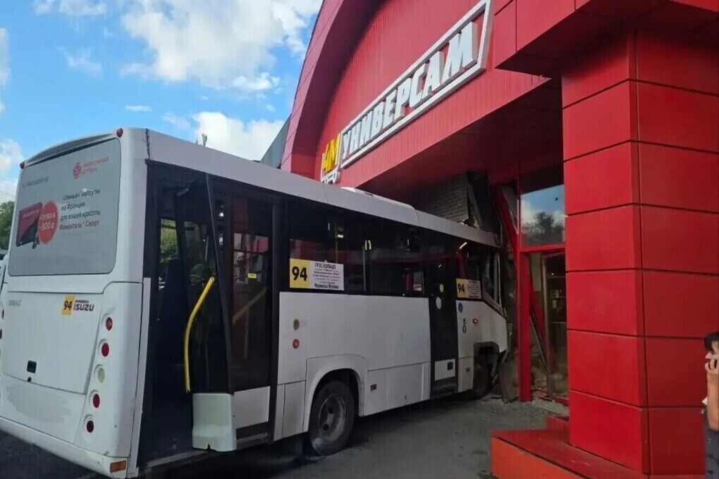 Пассажирский автобус протаранил магазин в Симферополе