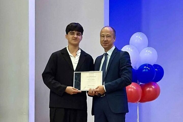 Кировский студент получил именную выплату в размере 100 000 рублей