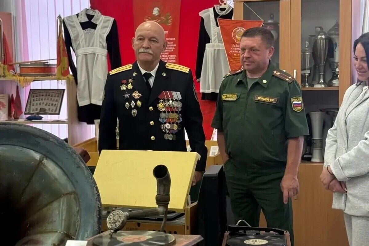 В школе Серпухова прошел Урок мужества с ветераном «Альфы»