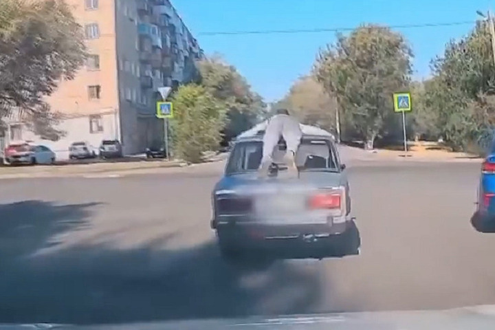 В Волгограде 19-летний водитель прокатил приятеля на крыше своего автомобиля