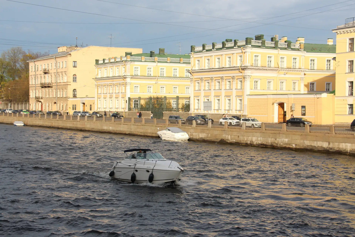 В Большой Неве катер подтопило волной от проходящего теплохода