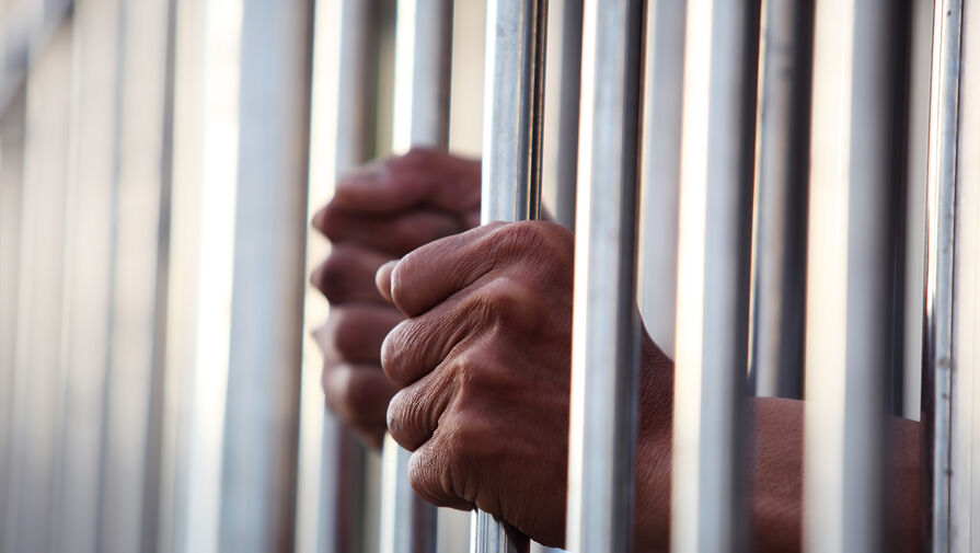 Мужчина спрятался под кроватью пары в гостинице и был пойман полицией