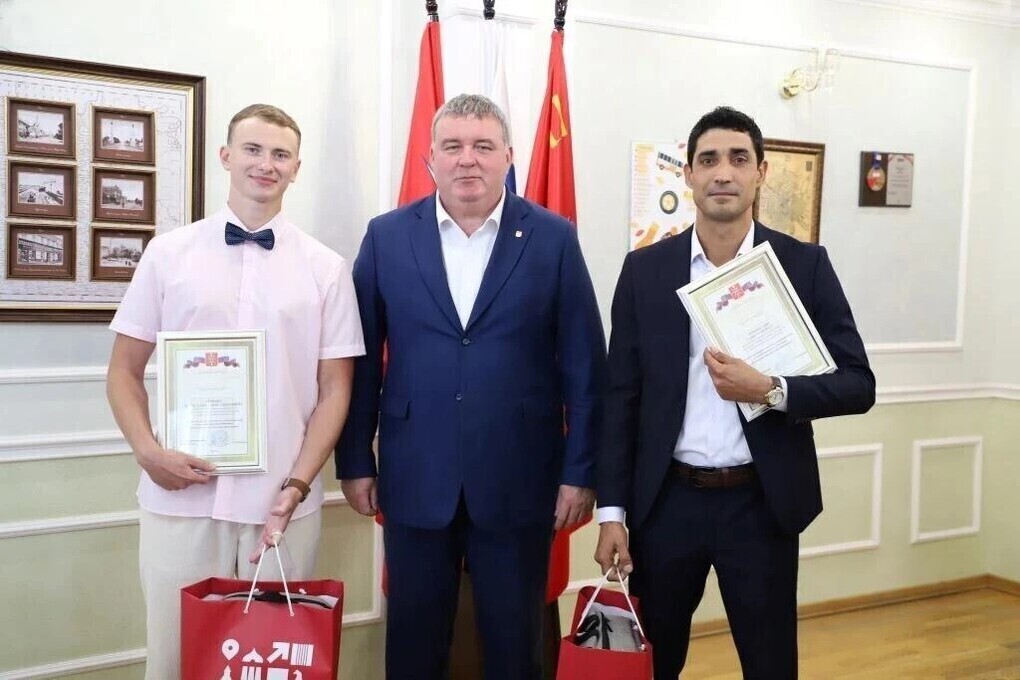 В Туле наградили спасателей, не давших утонуть школьнику и девушке на Воронке