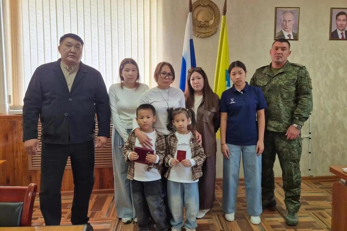 В районе Калмыкии семье погибшего бойца СВО вручили орден Мужества