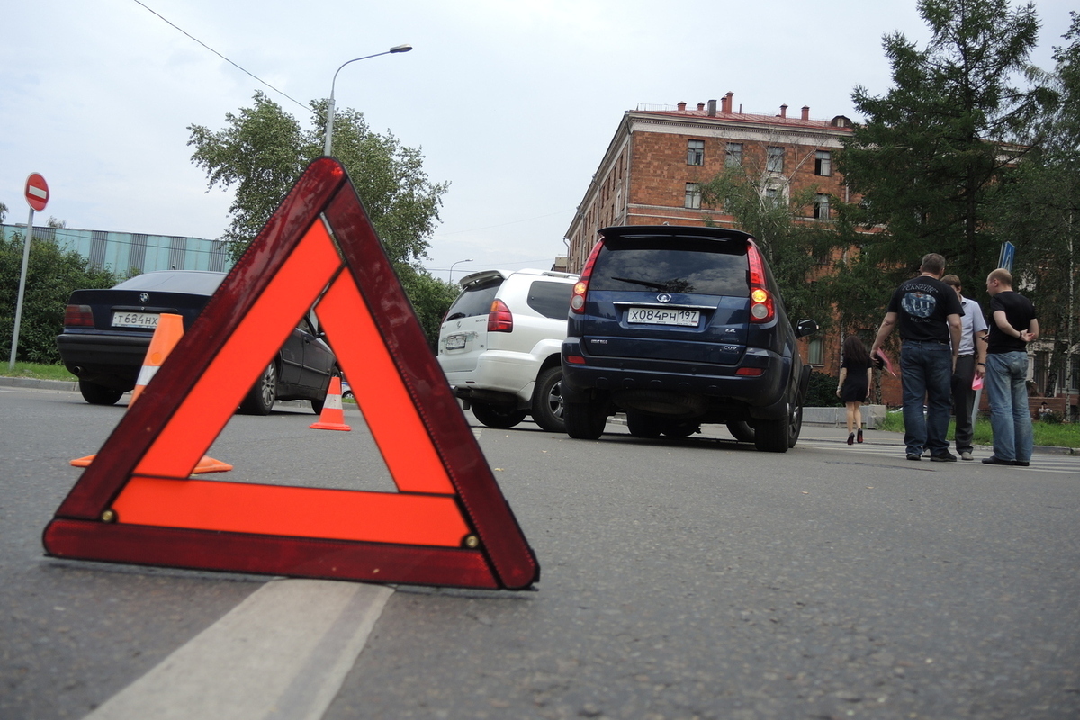 Трое подростков угнали автомобиль и попали в ДТП на Сахалине