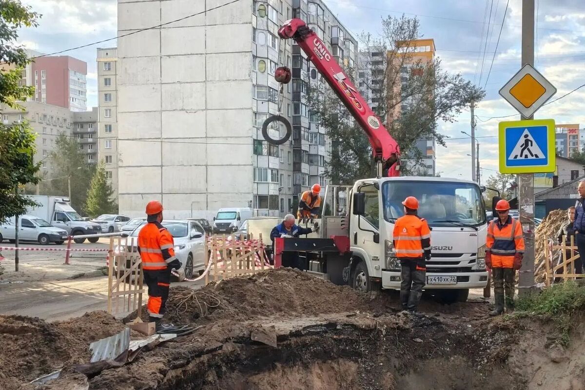В центре Барнаула без воды все еще остаются десятки объектов