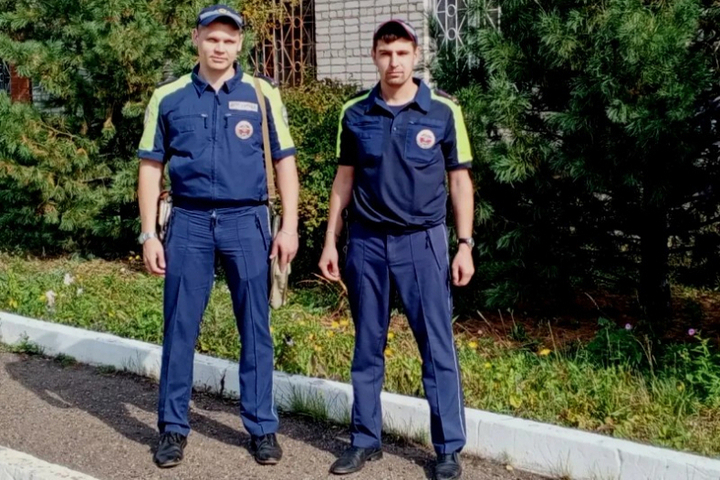 Обсохли на трассе: госавтоинспекторы Карагая помогли автоледи с ребенком, застрявшим ночью на дороге