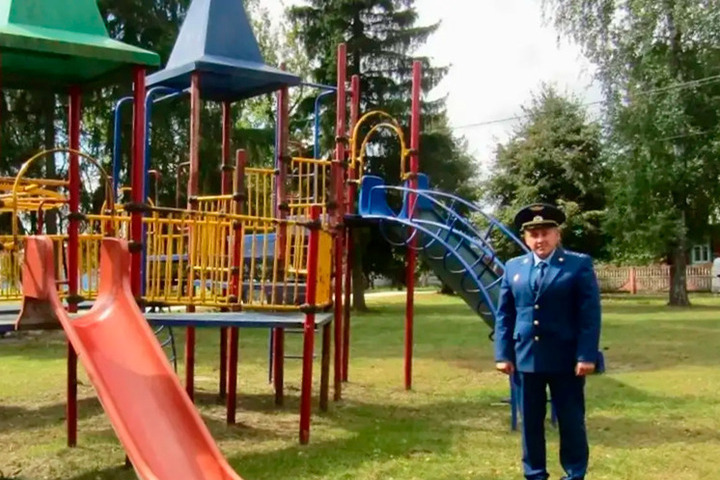 В брянском поселке Суземка после проверки прокуратуры привели в порядок детские площадки