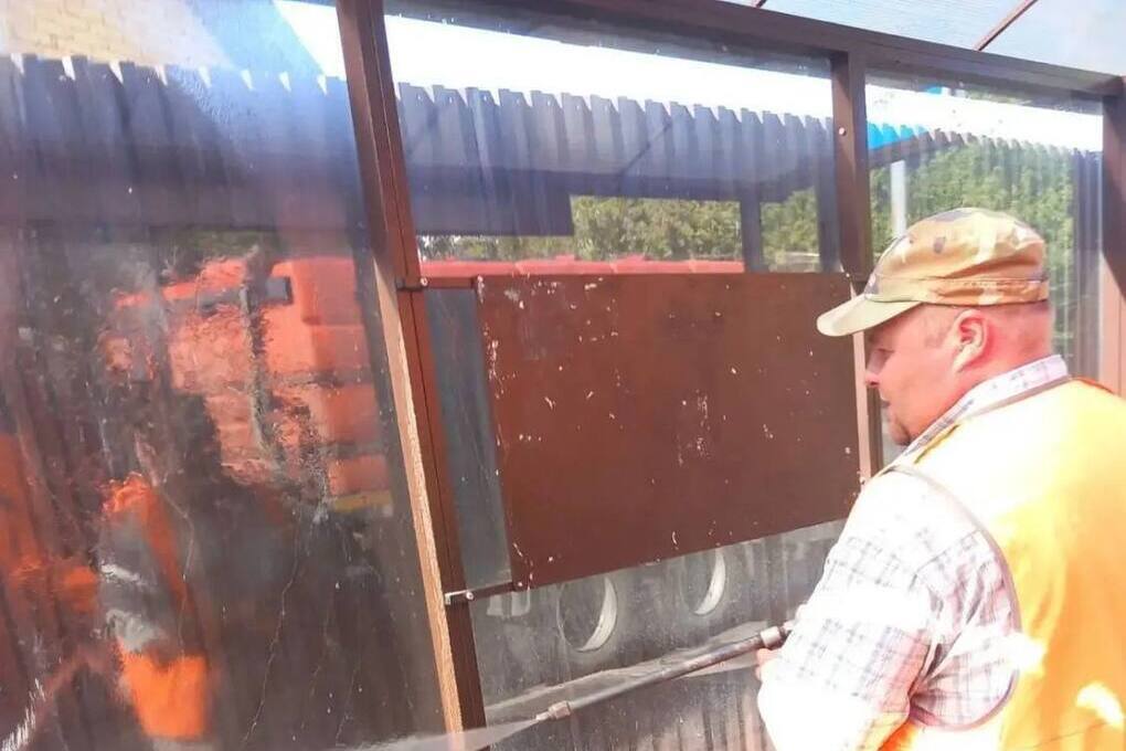 В трёх округах Курска очистили остановки от незаконной рекламы