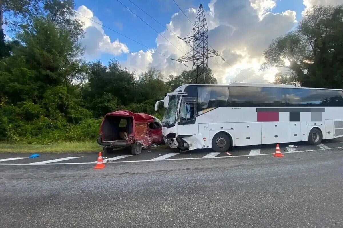 Двое человек погибли в лобовом ДТП с рейсовым автобусом в Геленджике